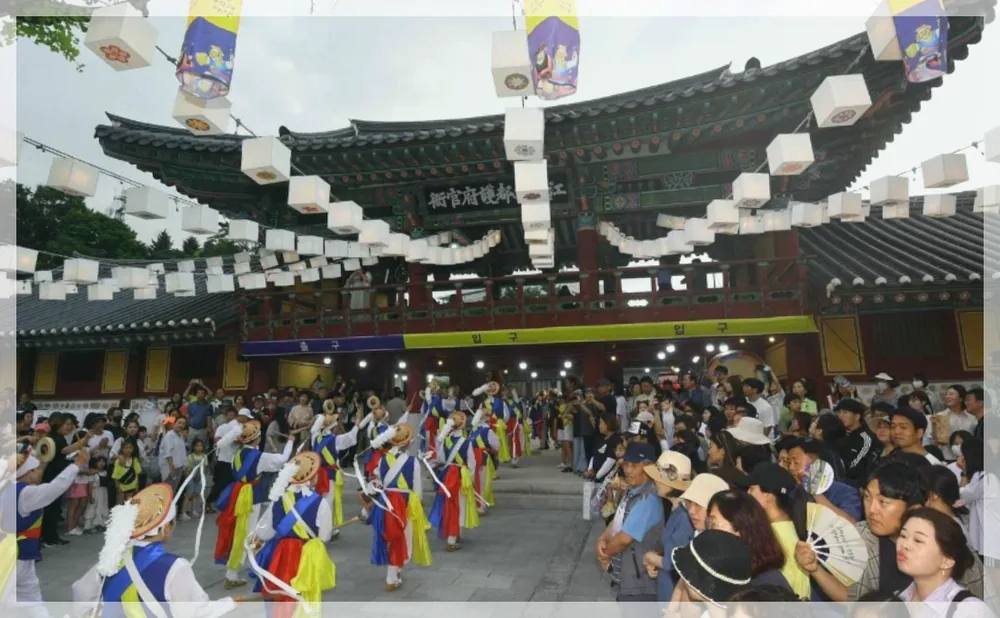 강릉 국가유산 야행 공식 API 제공 축제 사진을 포스트 톤에 맞춰 보정한 이미지