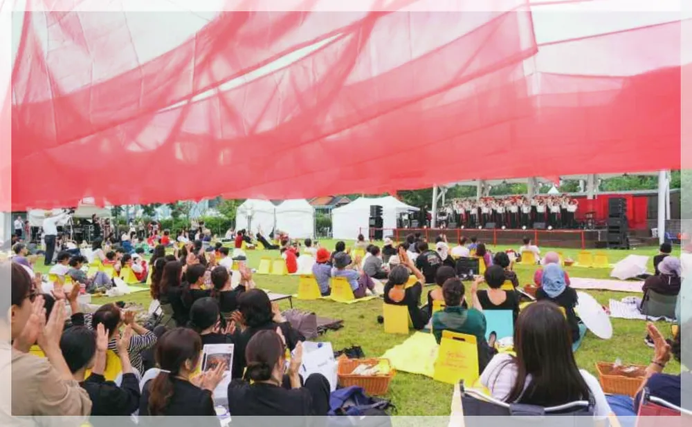 계촌 휴[休] 북&뮤직 페스티벌 공식 API 제공 축제 사진을 포스트 톤에 맞춰 보정한 이미지