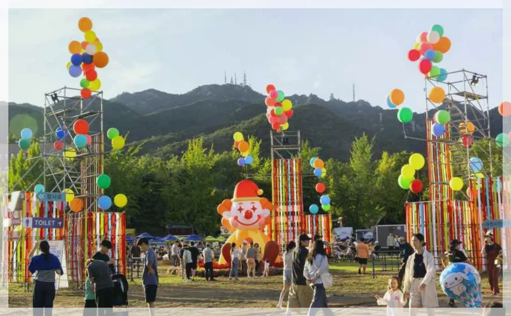 과천공연예술축제 공식 API 제공 축제 사진을 포스트 톤에 맞춰 보정한 이미지