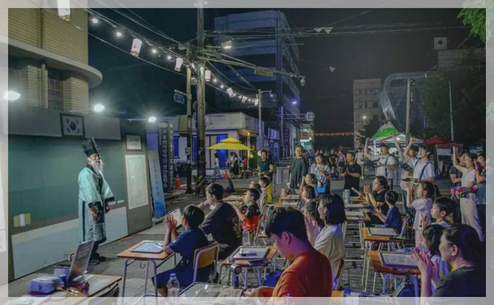 군산 국가유산 야행 공식 API 제공 축제 사진을 포스트 톤에 맞춰 보정한 이미지