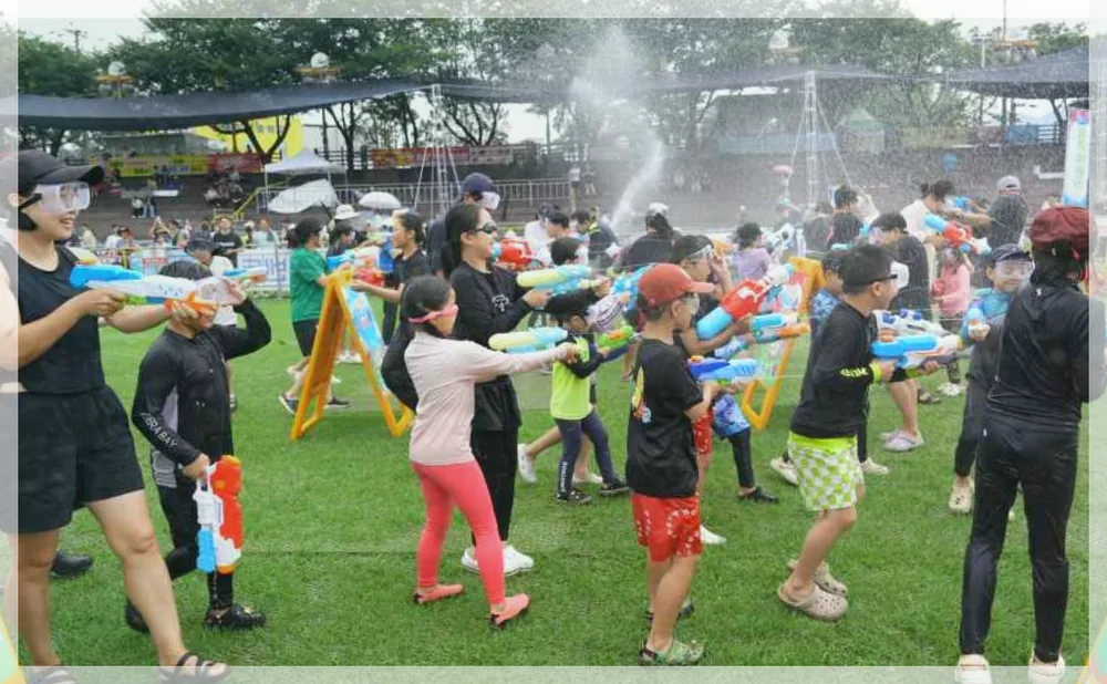 밀양 수퍼 페스티벌 공식 API 제공 축제 사진을 포스트 톤에 맞춰 보정한 이미지