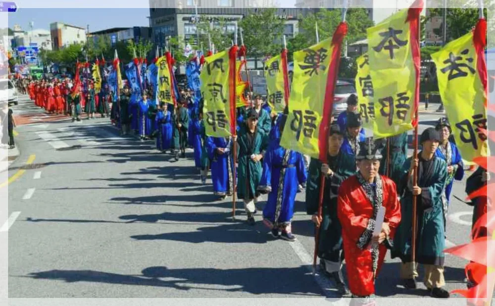 백제문화제 공식 API 제공 축제 사진을 포스트 톤에 맞춰 보정한 이미지