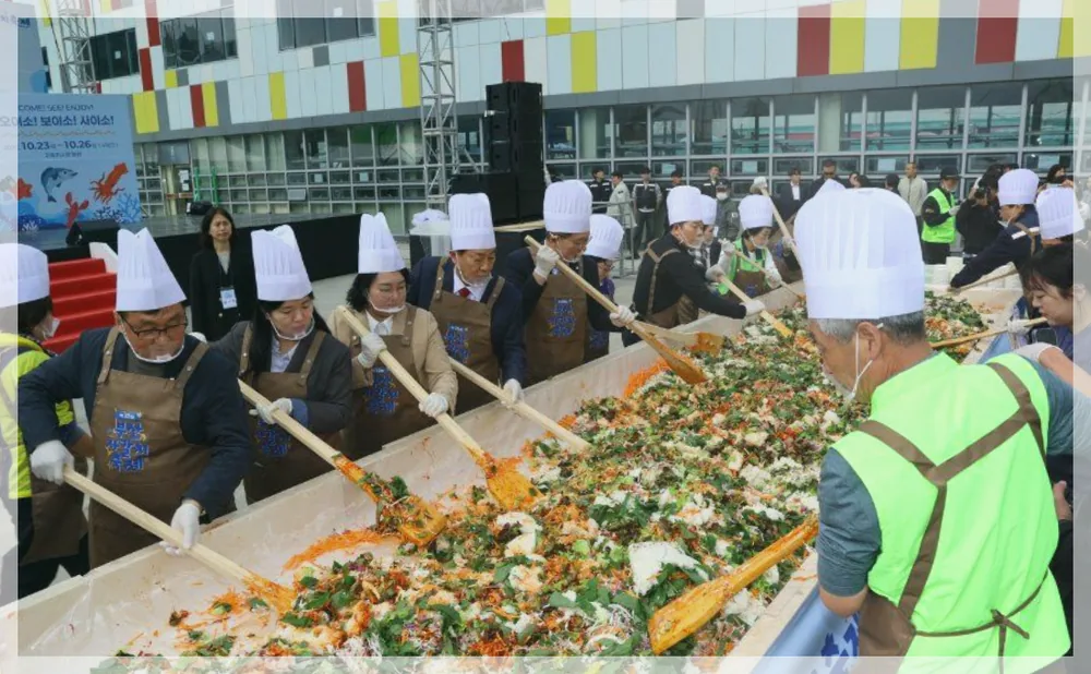 부산 자갈치축제 공식 API 제공 축제 사진을 포스트 톤에 맞춰 보정한 이미지