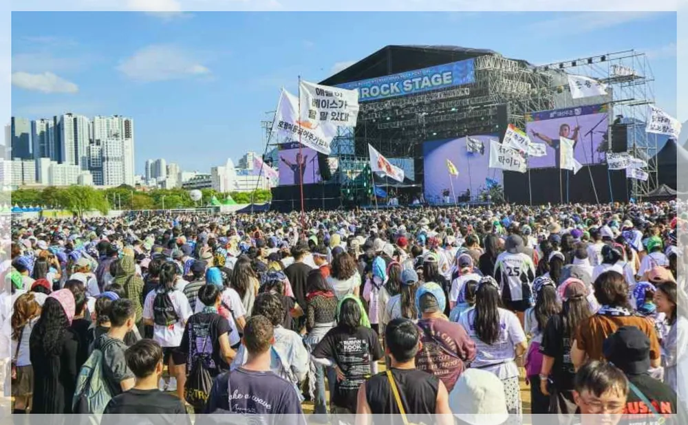 부산국제록페스티벌 공식 API 제공 축제 사진을 포스트 톤에 맞춰 보정한 이미지