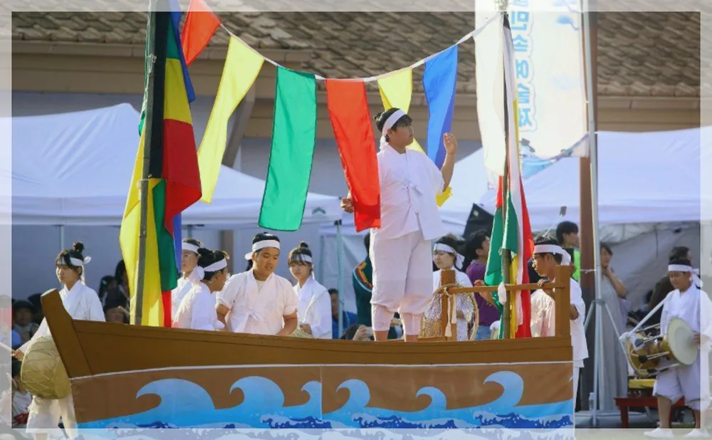 부산종합민속예술제 공식 API 제공 축제 사진을 포스트 톤에 맞춰 보정한 이미지