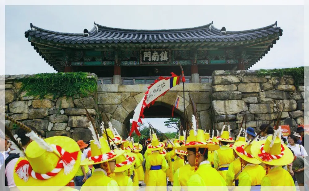 서산해미읍성축제 공식 API 제공 축제 사진을 포스트 톤에 맞춰 보정한 이미지