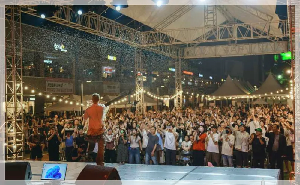 서초뮤직앤아트페스티벌(SMAF) 공식 API 제공 축제 사진을 포스트 톤에 맞춰 보정한 이미지