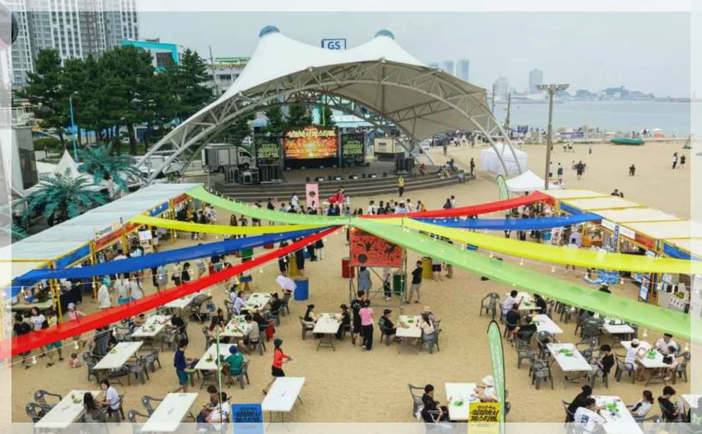 속초 썸머페스티벌 공식 API 제공 축제 사진을 포스트 톤에 맞춰 보정한 이미지