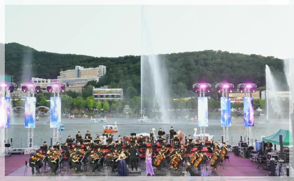 수성못페스티벌 공식 API 제공 축제 사진을 포스트 톤에 맞춰 보정한 이미지