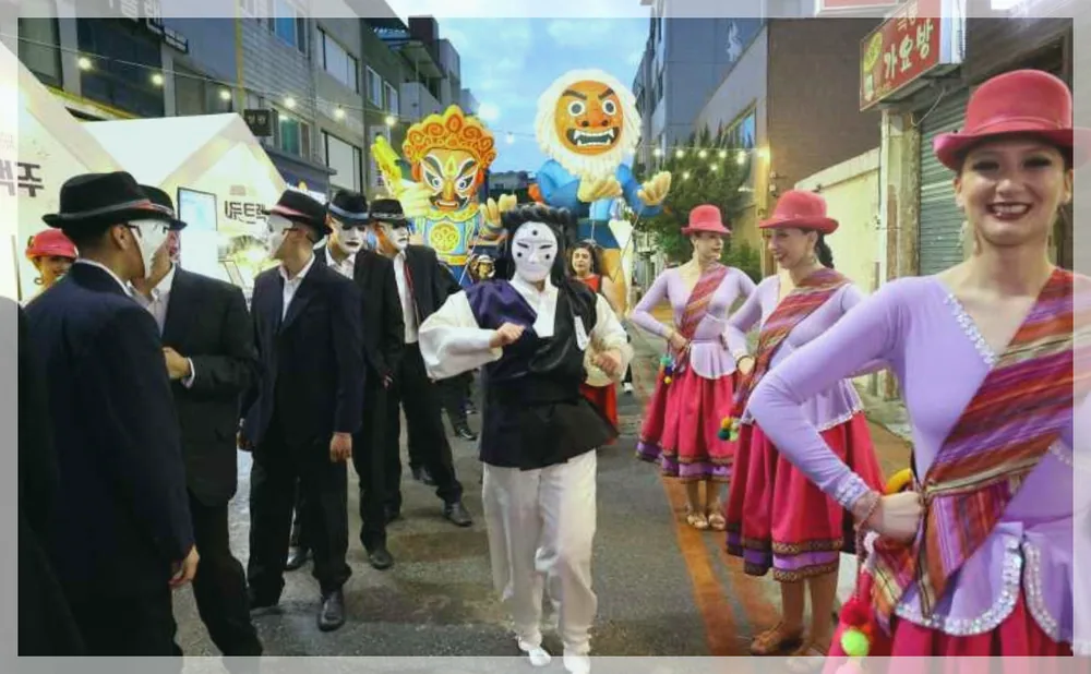 안동국제탈춤페스티벌 공식 API 제공 축제 사진을 포스트 톤에 맞춰 보정한 이미지