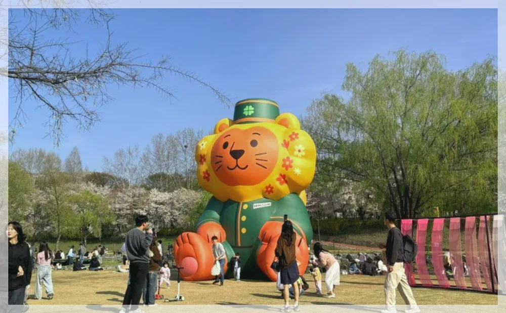 양재아트살롱 공식 API 제공 축제 사진을 포스트 톤에 맞춰 보정한 이미지