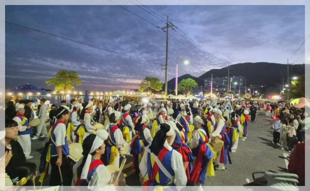 여수동동북축제 공식 API 제공 축제 사진을 포스트 톤에 맞춰 보정한 이미지
