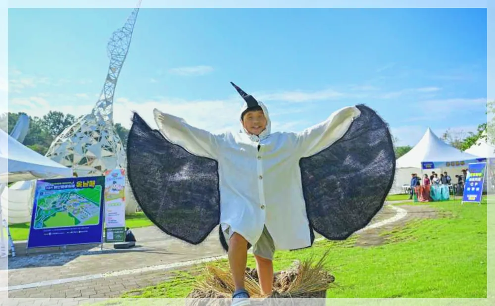 예산황새축제 공식 API 제공 축제 사진을 포스트 톤에 맞춰 보정한 이미지