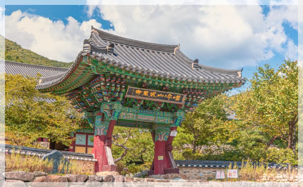 위봉사 관광사진을 포스트 톤에 맞춰 보정한 이미지