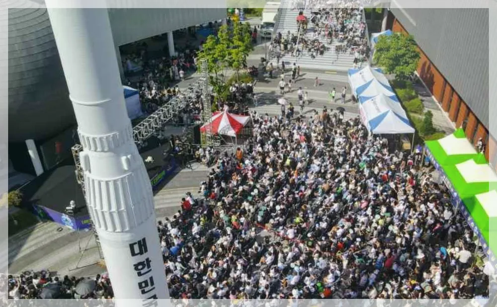 외계인 대축제 공식 API 제공 축제 사진을 포스트 톤에 맞춰 보정한 이미지