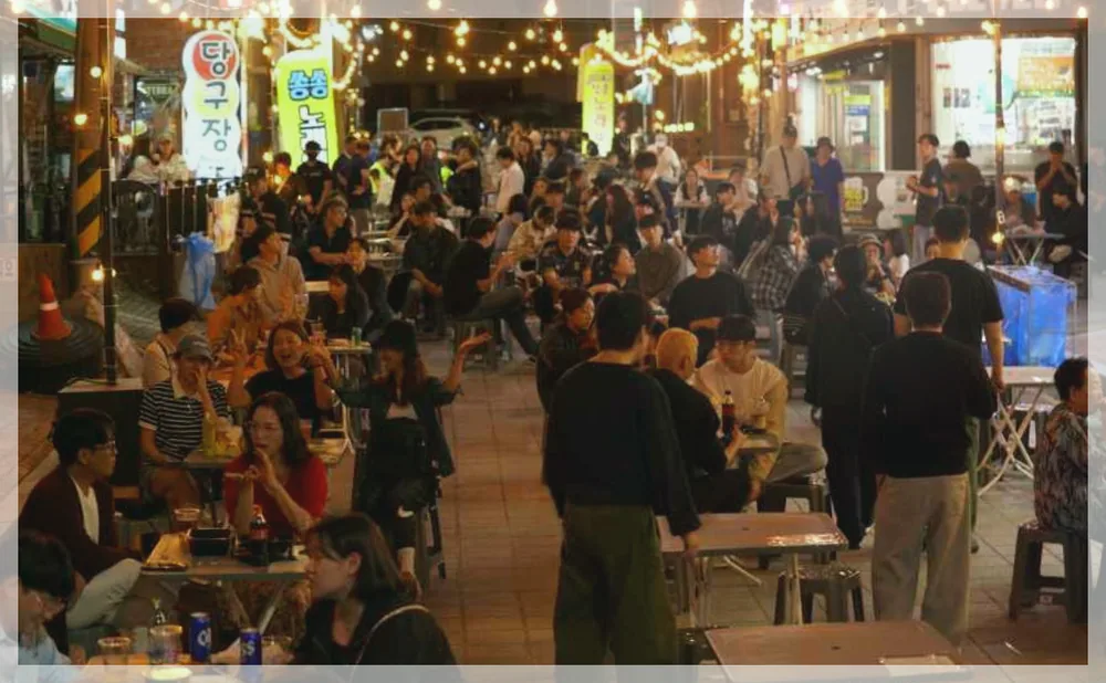 웰컴투신관동 공식 API 제공 축제 사진을 포스트 톤에 맞춰 보정한 이미지
