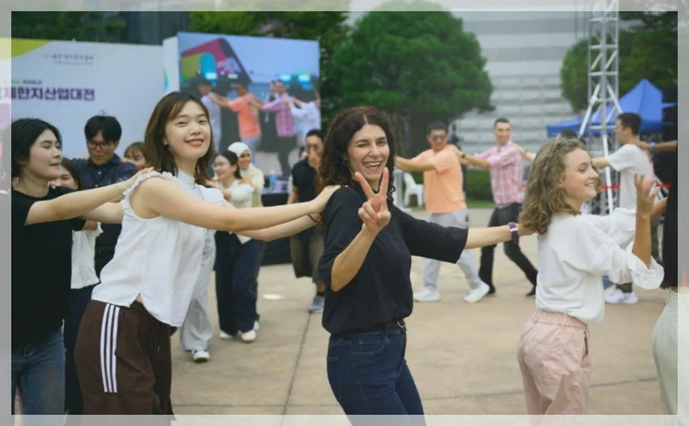 전주한지문화축제 공식 API 제공 축제 사진을 포스트 톤에 맞춰 보정한 이미지