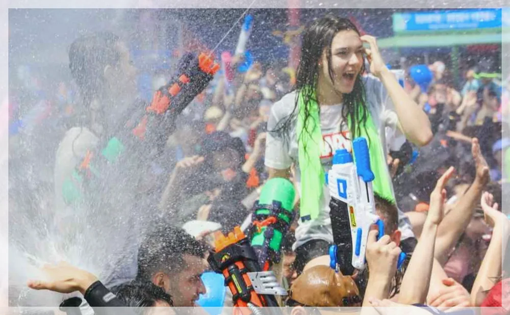 정남진 장흥 물축제 공식 API 제공 축제 사진을 포스트 톤에 맞춰 보정한 이미지