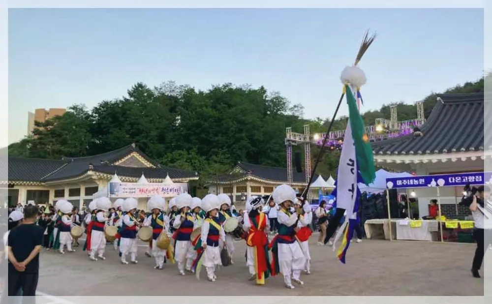 청송백자축제 공식 API 제공 축제 사진을 포스트 톤에 맞춰 보정한 이미지