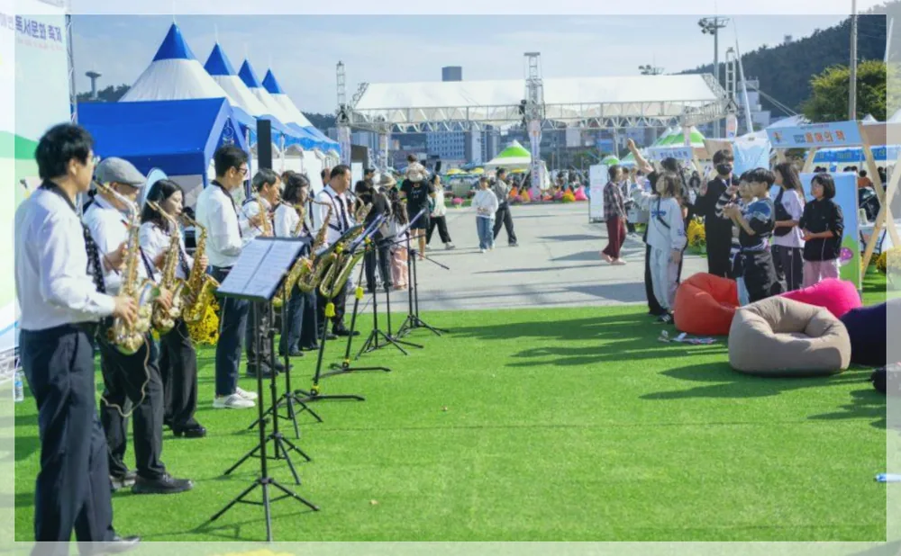 청정완도 가을 섬 여행 공식 API 제공 축제 사진을 포스트 톤에 맞춰 보정한 이미지