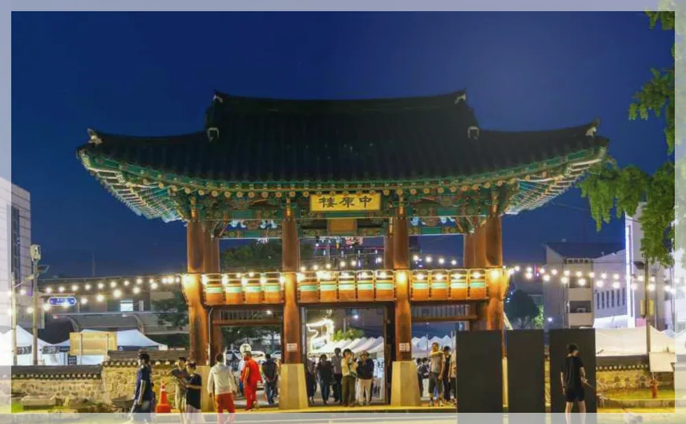 충주 국가유산야행 공식 API 제공 축제 사진을 포스트 톤에 맞춰 보정한 이미지
