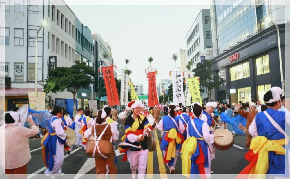 탐라문화제 공식 API 제공 축제 사진을 포스트 톤에 맞춰 보정한 이미지