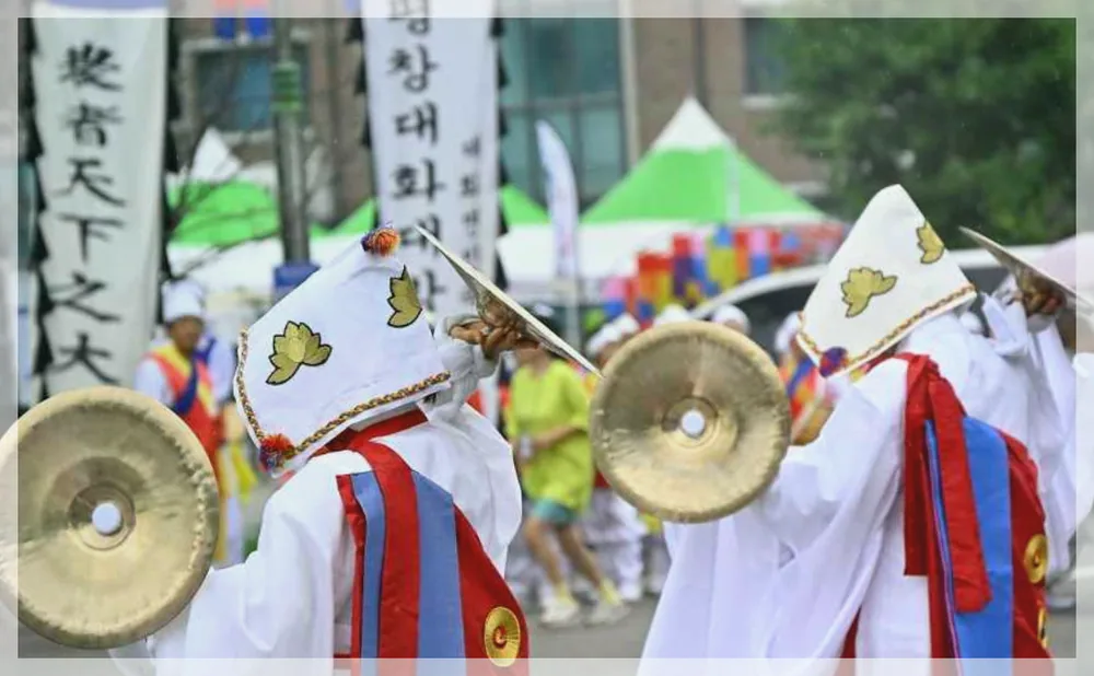 평창농악·산골푸드축제 공식 API 제공 축제 사진을 포스트 톤에 맞춰 보정한 이미지