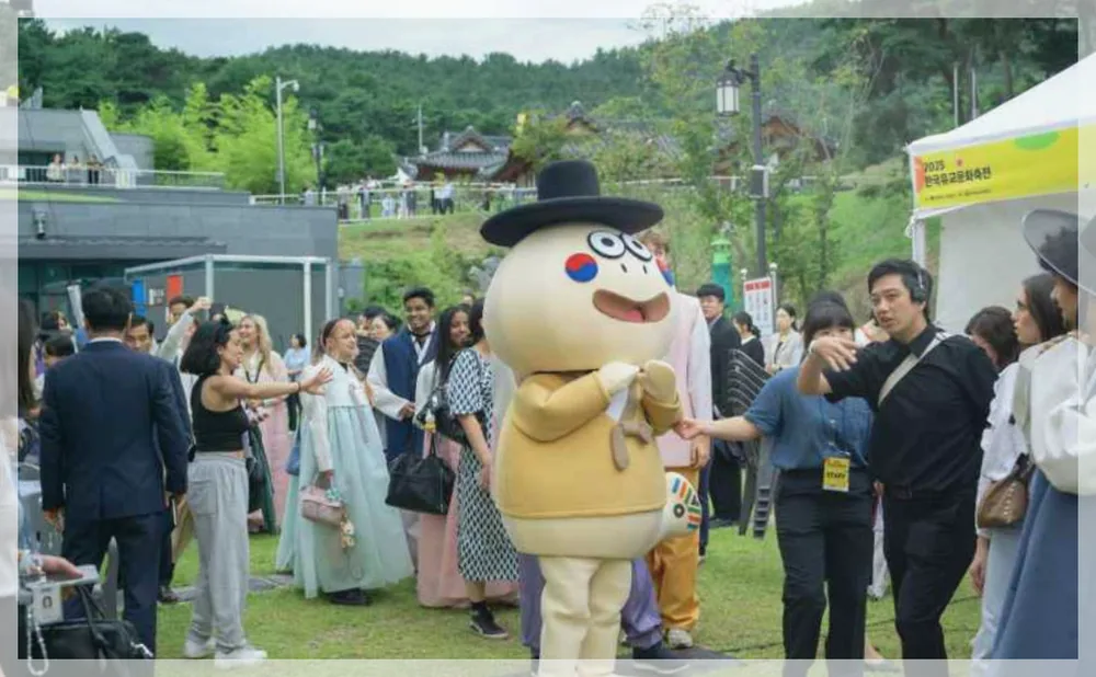 한국유교문화축전 공식 API 제공 축제 사진을 포스트 톤에 맞춰 보정한 이미지