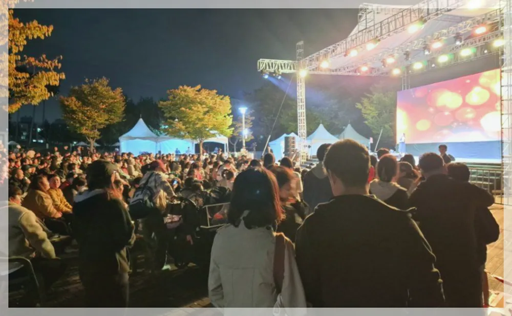 한미친선 문화 한마당 공식 API 제공 축제 사진을 포스트 톤에 맞춰 보정한 이미지