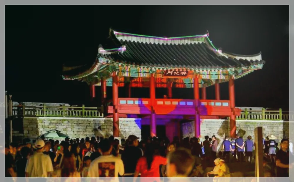 홍성 국가유산 야행 공식 API 제공 축제 사진을 포스트 톤에 맞춰 보정한 이미지